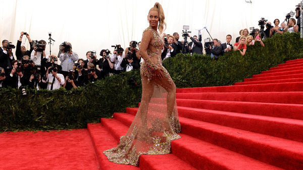 Tranh cãi nảy lửa vì váy xuyên thấu của Beyonce