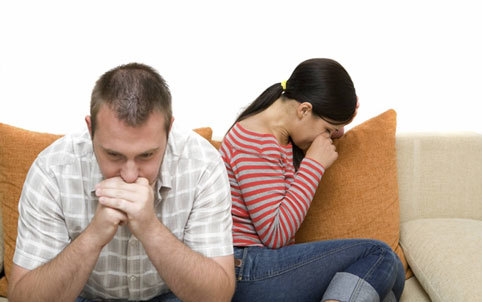 Oái oăm: Phát hiện chuyện chồng ngoại tình khi đi đổ rác!