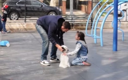 Video thức tỉnh bố mẹ về cách dạy con phản ứng với người lạ