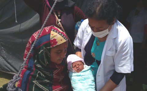Hàng trăm em bé ra đời sau thảm họa ở Nepal