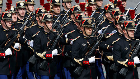 Lính canh Pháp ghẻ lở vì áo chống đạn quá bí