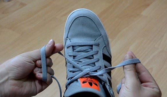 Làm thế nào để trẻ em nhớ kỹ thuật buộc dây giày?
