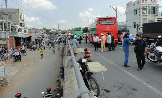 Xe khách đua tốc độ trên cầu, 4 người chết thảm