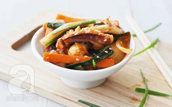 Mực xào kiểu Hàn đổi món cho bữa tối