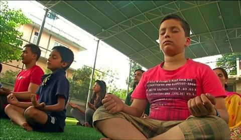 Dân Nepal đổ xô đi học thiền sau thảm họa