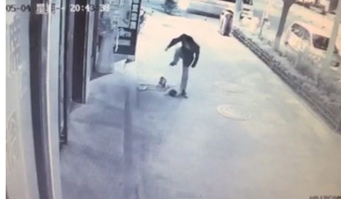 TQ phẫn nộ trước cảnh bé 2 tuổi bị hành hung dã man