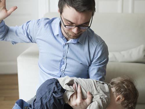 Theo nghiên cứu, việc đánh vào mông em bé có ảnh hưởng gì đến tâm lý và sức khỏe của trẻ?