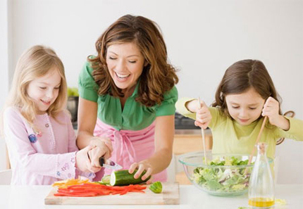 Bí quyết dạy con làm việc nhà từ bé