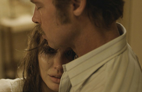 Angelina Jolie khóc nức nở trong phim mới