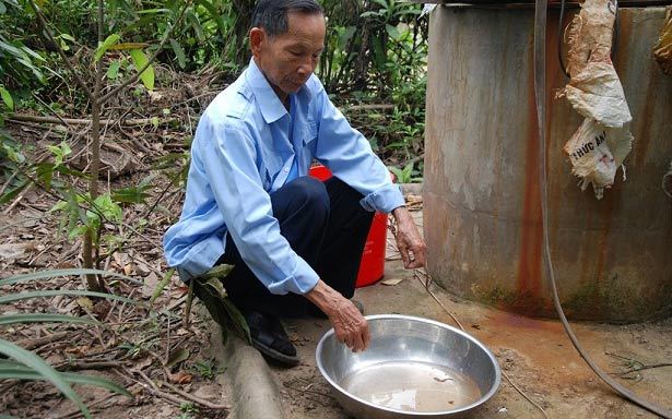 Nơi 'cá nấu chín vẫn còn mùi xăng' và nước tự bốc cháy