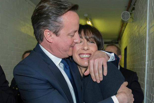 Thủ tướng Anh đưa ảnh hôn vợ lên Twitter sau chiến thắng