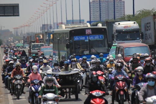 Kẹt xe suốt 10 tiếng, 'không thể nhúc nhích' ở TP.HCM