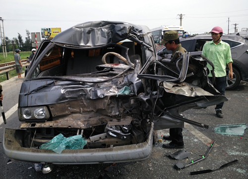 Xế hộp mất lái lộn nhào trên quốc lộ 1A