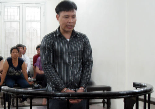 Diện trang phục cảnh sát để lừa 'chạy án'