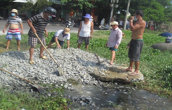 'Đến giờ cơm phải đóng vài lớp cửa, nuốt mới trôi'