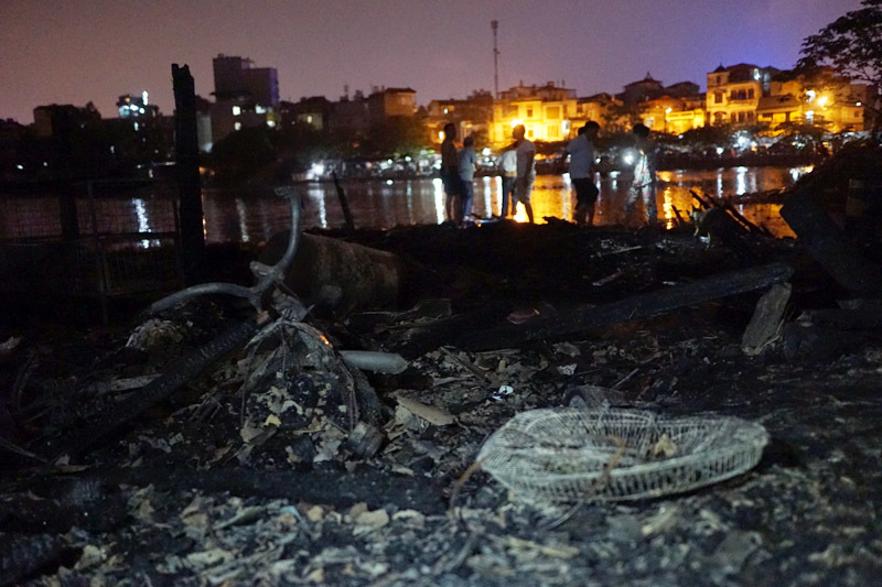 Màn trời chiếu đất sau vụ cháy trụi 'khu ổ chuột' Hà Nội