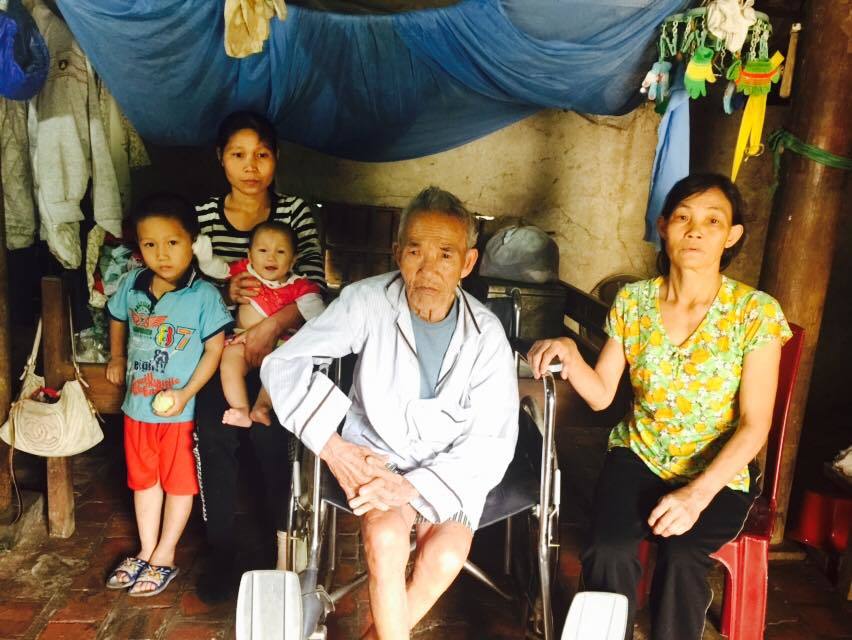 Đau xót cảnh con dâu nuôi cha liệt, con nhỏ