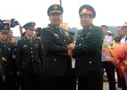 Cái bắt tay chặt của Bộ trưởng Quốc phòng Việt-Trung