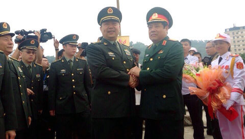 Cái bắt tay chặt của Bộ trưởng Quốc phòng Việt-Trung