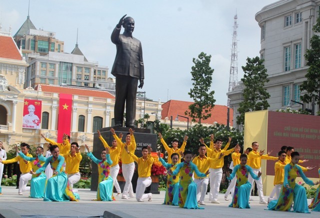 Khánh thành tượng đài Chủ tịch Hồ Chí Minh