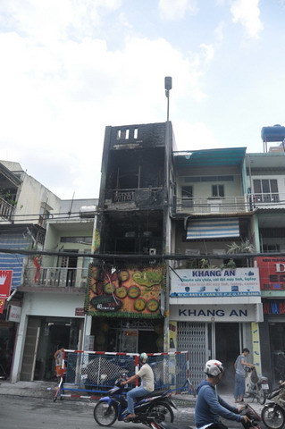Cháy rụi quán kem 3 tầng ở Sài Gòn