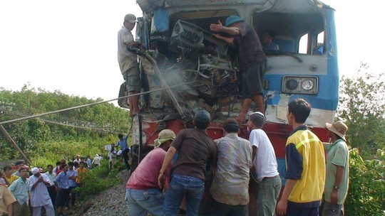 Lái tàu kẹt trong buồng lái sau cú tông giữa tàu và xe tải