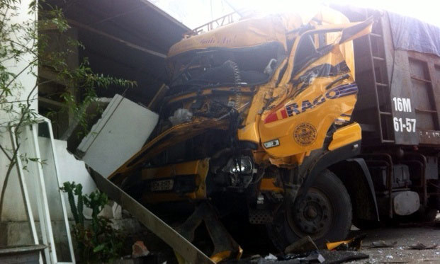 Đang xem TV, cả gia đình phát hoảng vì xe tải đâm sập nhà