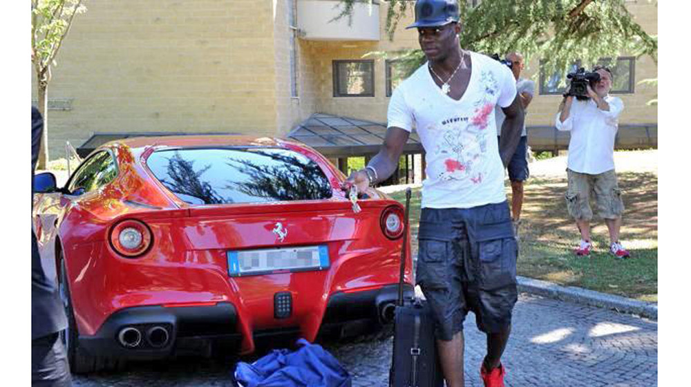 Siêu sao Mario Balotelli bị cấm lái xe vì chạy quá tốc độ