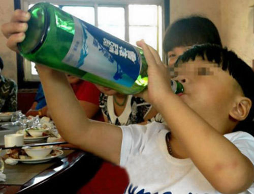 Bị chuốc rượu, bé hai tuổi tử vong