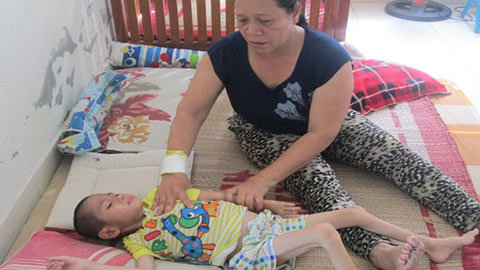 Mẹ thân tàn nhịn ăn nuôi con bại liệt