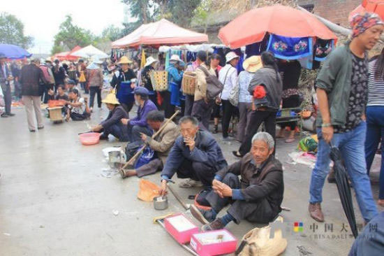 Hàng vạn người ùn ùn đổ về 'đại hội cái bang'