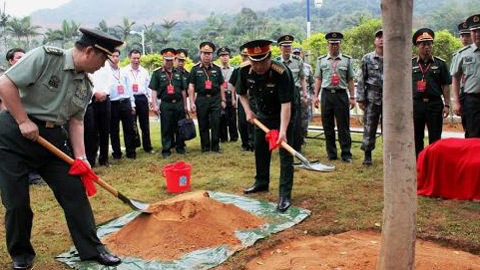 Bộ trưởng Quốc phòng Việt-Trung trồng cây lưu niệm