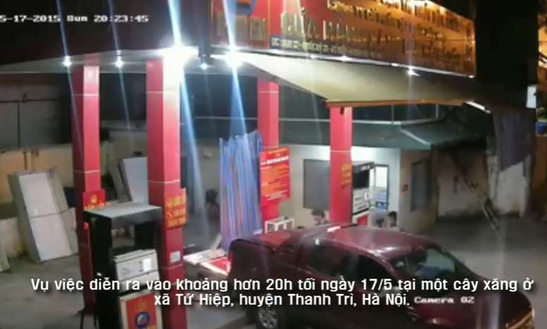 Clip: Xe bán tải lùi ẩu, húc đổ cây xăng ở Hà Nội