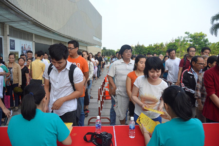 Hàng ngàn người xếp hàng nhận vé đêm nhạc Trịnh 2015