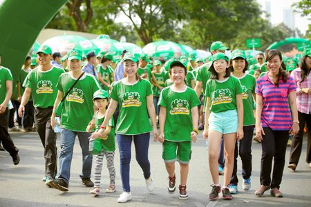 Thanh Thảo dắt con đi bộ gây quỹ Thể thao học đường