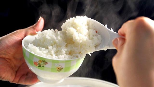 Đáng sợ: Gạo nhựa độc hại tràn lan
