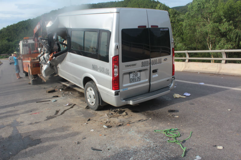 Xe đi xuyên Việt đâm xe tải, 9 người thương vong