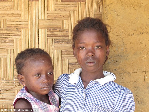 Thảm cảnh của những em bé mồ côi vì dịch Ebola