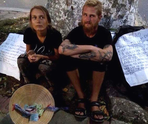 Hai khách tây “bị cướp” tái xuất xin tiền ở Hồ Gươm