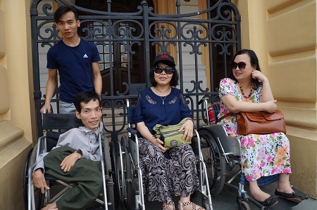 Nghĩ từ hình ảnh khiêng nhau vào... Nhà hát Lớn Hà Nội
