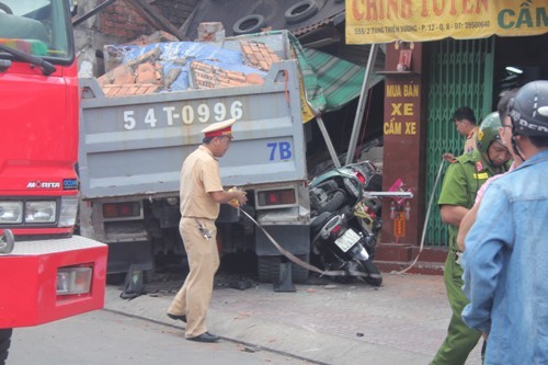 Ô tô đâm sập nhà dân ở Sài Gòn, 5 người bị vùi lấp