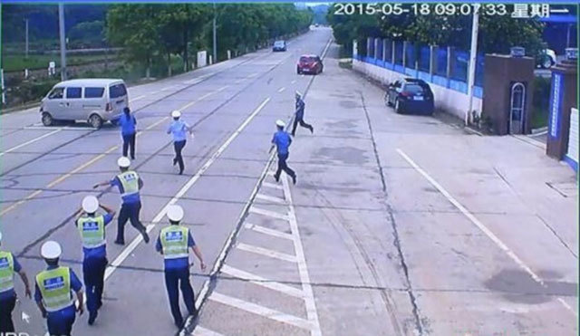 Kéo lê cảnh sát hàng chục mét, vì bị phạt tiền