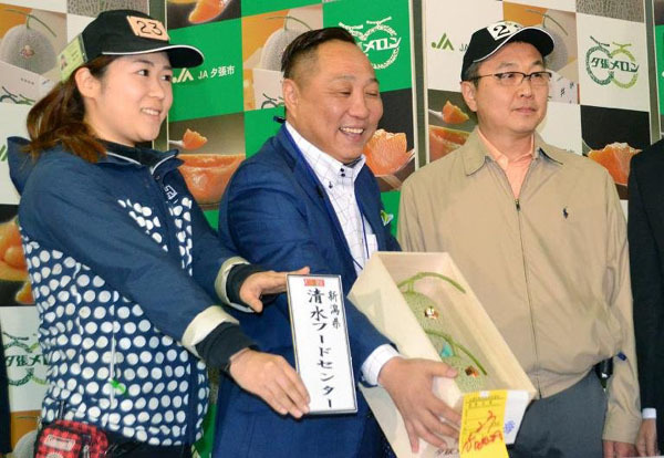 Cận cảnh hai quả dưa lưới giá 270 triệu đồng