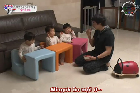 Bố Hàn dạy con cách chia sẻ siêu đáng yêu