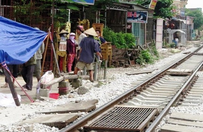 Tàu hỏa tông chết 2 người đàn ông nói chuyện sát đường ray