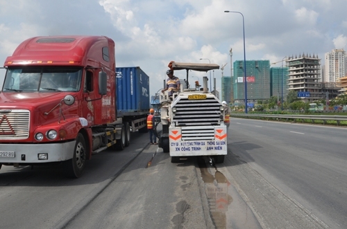 Sửa chữa bề mặt lượn “sóng” trên đại lộ 10.000 tỷ ở Sài Gòn