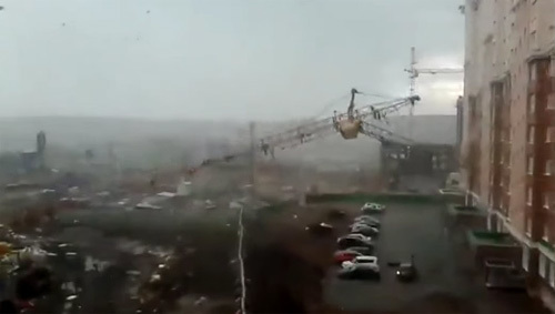 Cần cẩu đổ sụp đè nát dàn ô tô