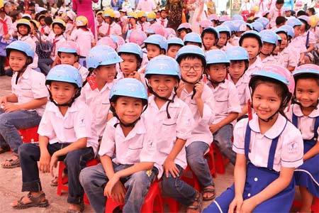 Honda VN tặng 30,000 mũ bảo hiểm cho HSSV trong năm 2015