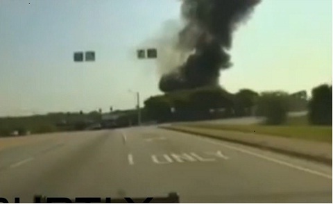 Kinh hoàng máy bay rơi cắm đầu xuống đường cao tốc