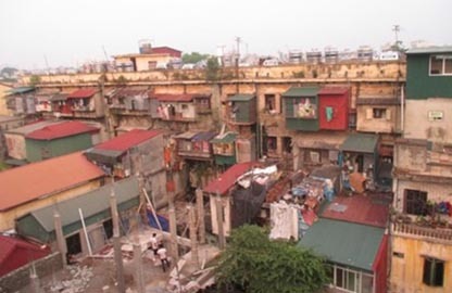 Rùng mình những căn hộ “hứng nước thải” ở Hà Nội